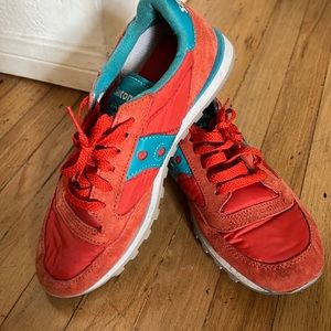 Saucony Jazz Low Pro in tomato red and teal